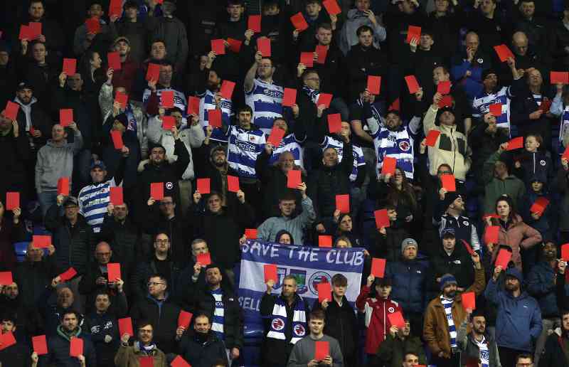 Aficionados del Reading muestran tarjetas rojas en protesta contra el propietario del club durante el partido reprogramado contra el Port Vale —el partido original fue abandonado debido a una invasión de campo