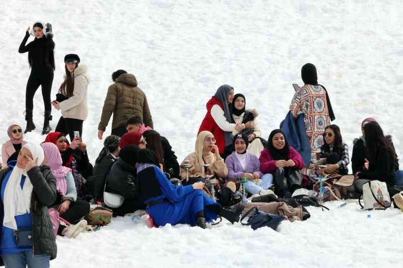 Las fiestas de après-ski en Mzaar Kfardebian se sienten muy lejos de la crisis económica de Líbano