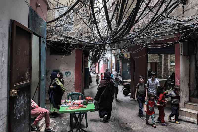 En el campo de refugiados de Shatila, en Beirut, familias empobrecidas viven en condiciones desoladoras en un país de contrastes